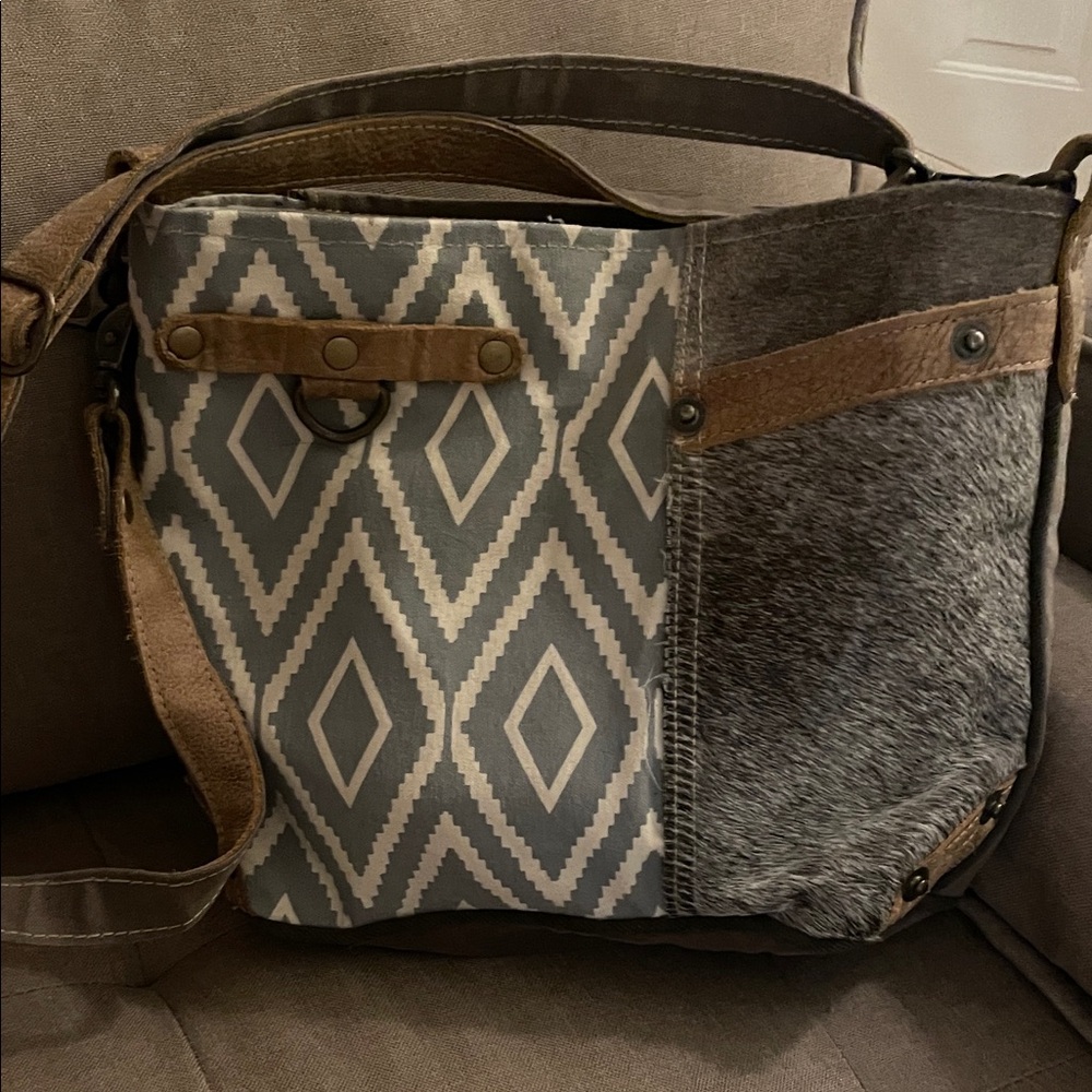 MYRA WESTERN SHOULDER HANDBAG FEATURES
Classy Gray Hairon Leather Accent